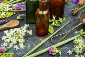 Natürliche Heilmittel: Fläschchen mit Tinktur und getrocknete Heilkräuter für alternative Gesundheit und Naturmedizin.